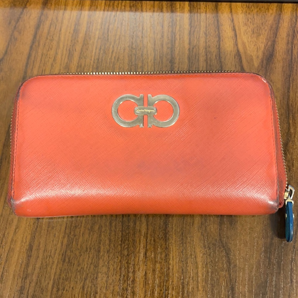 Auth. Preloved Salvatore Ferragamo rounded wallet